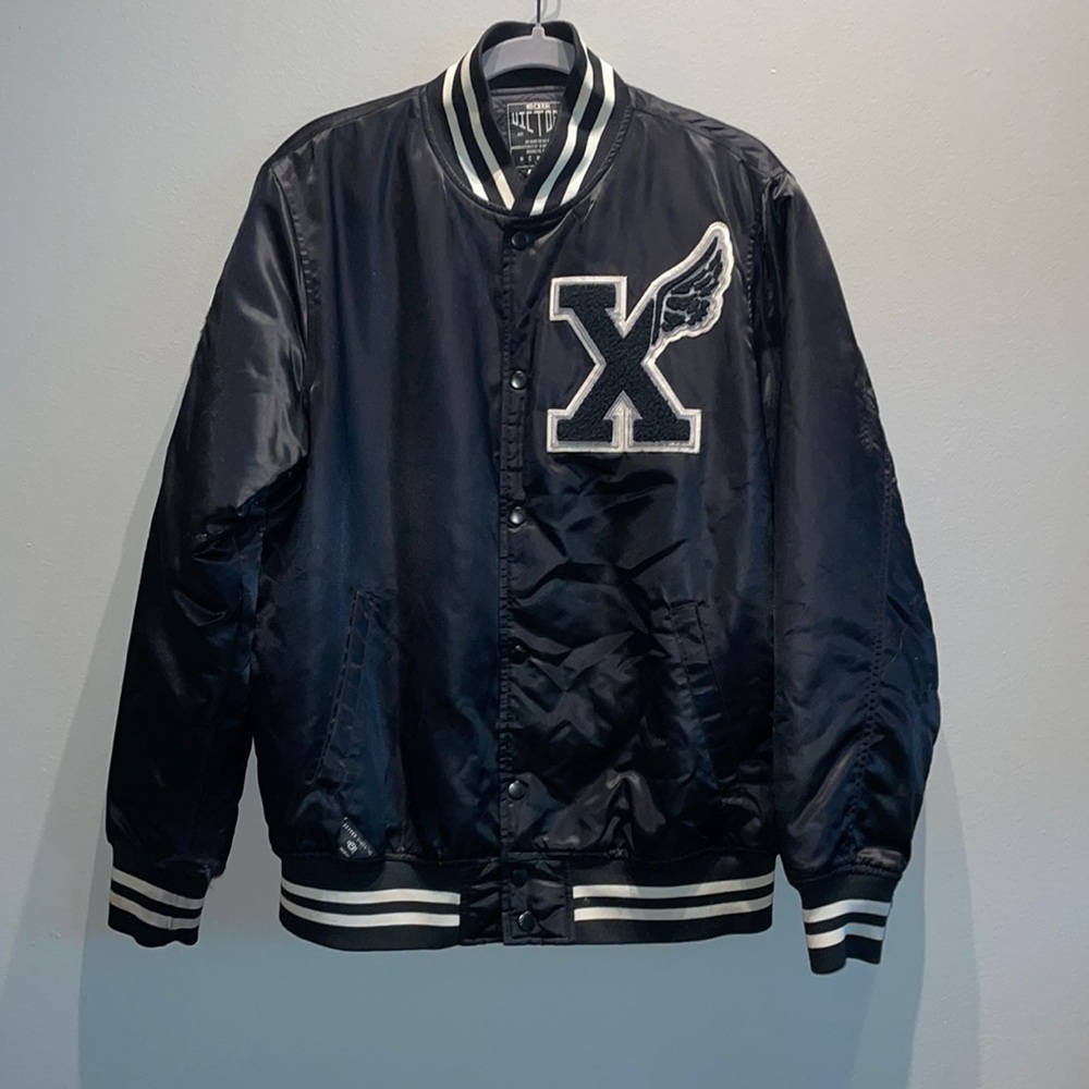 10 deep jacket. Mens large. Hole in sleeve.
